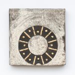 "Ajanpyörä pyörii", rakukeramiikka + lyöntimetalli, 23 x 23 x 3 cm, 2022