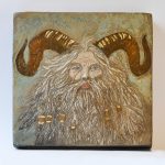 Maskuliininen Alter ego – teospari, 2025, rakukeramiikka + lyöntimetallikulta, 22 x 22 x 4 cm